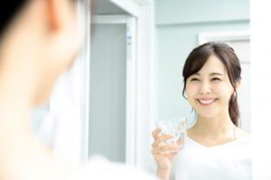 一本だけ歯が暗い